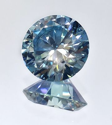 624/ יהלום מאוסונייט moissanite במשקל 1 קראט בצבע כחול בצירוף תעודת אחריות. היהלום מלוטש ברמה 