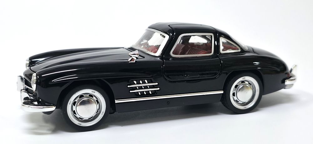 711/ דגם רכב אספנות של מרצדס gullwing SL 300
. דגם איכותי ביותר במידה 1/32 
לדגם כנפי שחף 