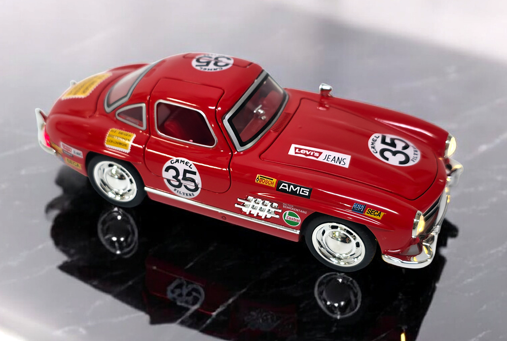 724/ דגם רכב אספנות של מרצדס gullwing SL 300
. קנה מידה 1/24 
לדגם כנפי שחף הנפתחות כלפי מעלה 