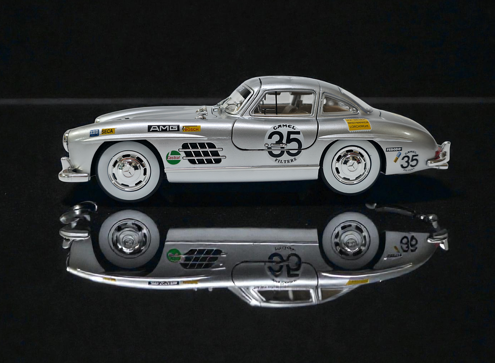726/ דגם רכב אספנות של מרצדס gullwing SL 300. קנה מידה 1/24 
לדגם כנפי שחף הנפתחות כלפי מעלה 