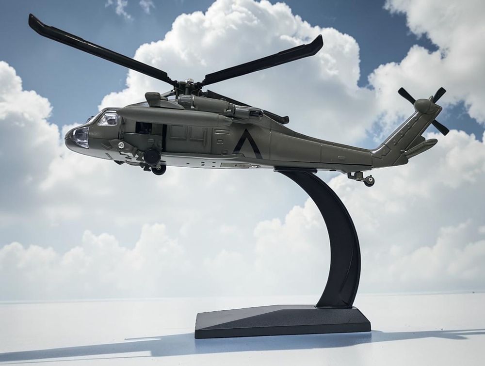 758/ דגם גדול של מסוק בלאק הוק UH 60 תוצרת סיקורסקי. כולל פונקציית אורות וצלילי תת מקלע יורה 