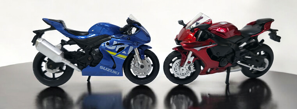 767/ שני דגמי אופנוע. ימאהה YZF- R1
וסוזוקי GSX. קנה מידה 1/18 
במצב חדש. כולל קופסה. 
עשויים 