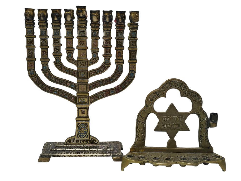1201/ לוט 2 חנוכיות פליז ישראלית ישראליות . גודל מירבי 18*14