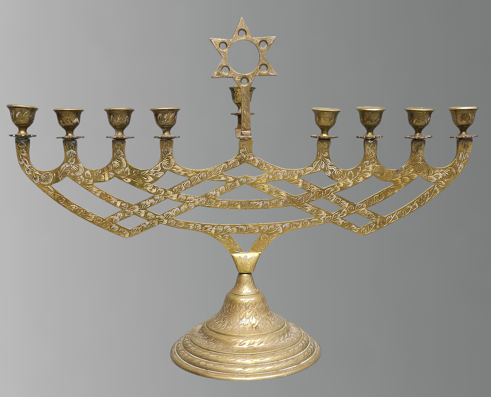 1231/ חנוכיה ארט דקו גדולה מאוד, הודו 1920 בקירוב. חנוכיה עשויה פליז, מעוטרת בדוגמאות חריטה של 