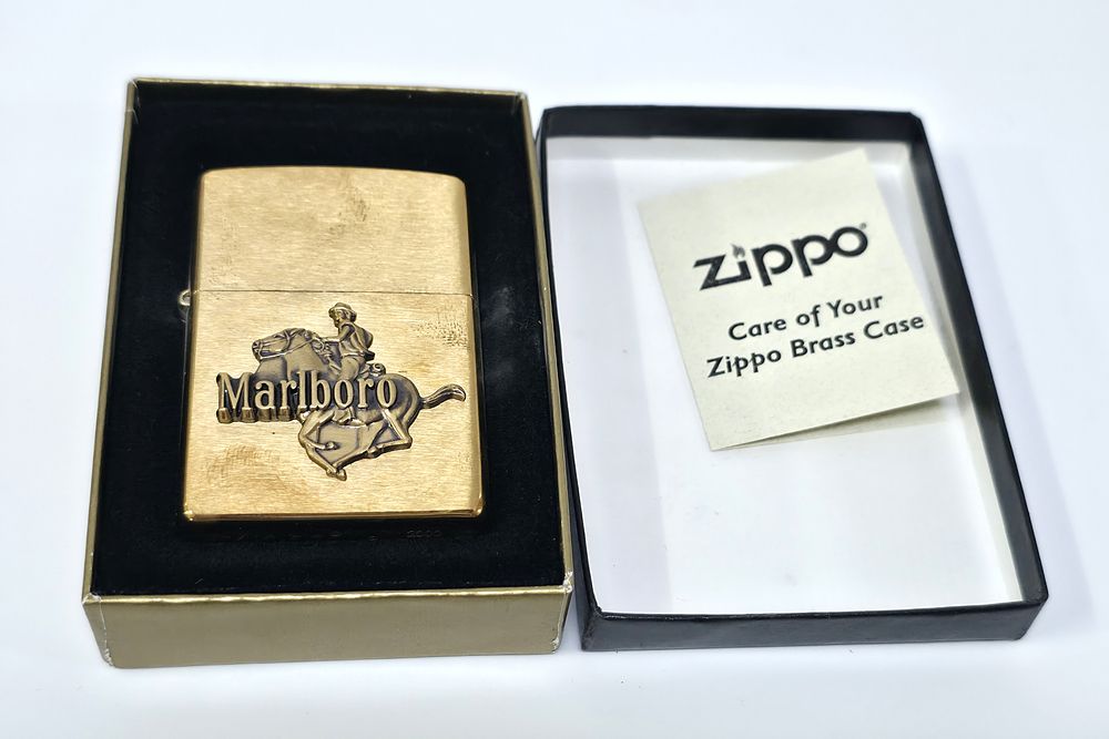 1260/ מצית זיפו סופר נדיר של המותג מרלבורו [Marlboro] מסדרת הפרסום הנוסטלגית Marlboro County. במצ 