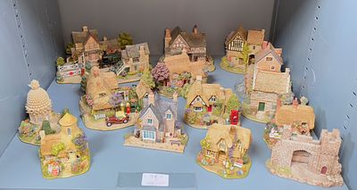 A collection of Lilliput Lane models (some boxed) to include 'L2286- Buckingham Palace' 