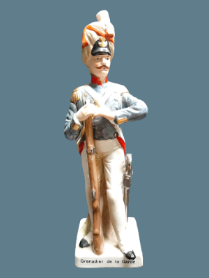 Porcelain statue soldiers from Napoleon's army. A quality item. Heig 22-25 cm. The battery to 