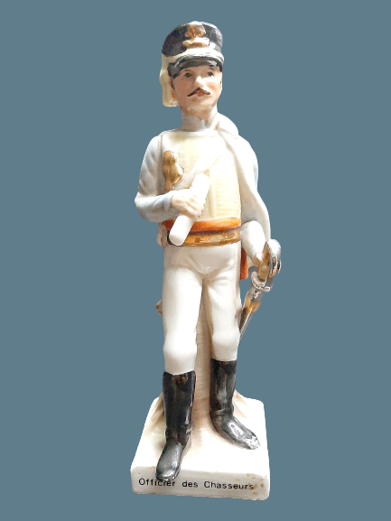 Porcelain statue soldiers from Napoleon's army. A quality item. Heig 22-25 cm. The battery to 