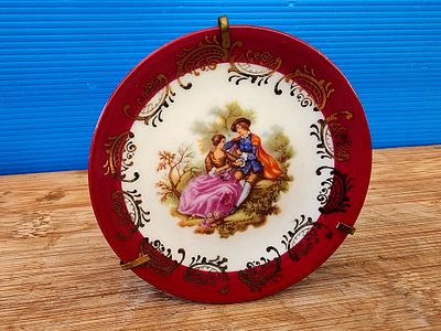 Limoges - Quality miniature plate porcelain with gold decorations. Diameter 8.5 cm.. Each item 