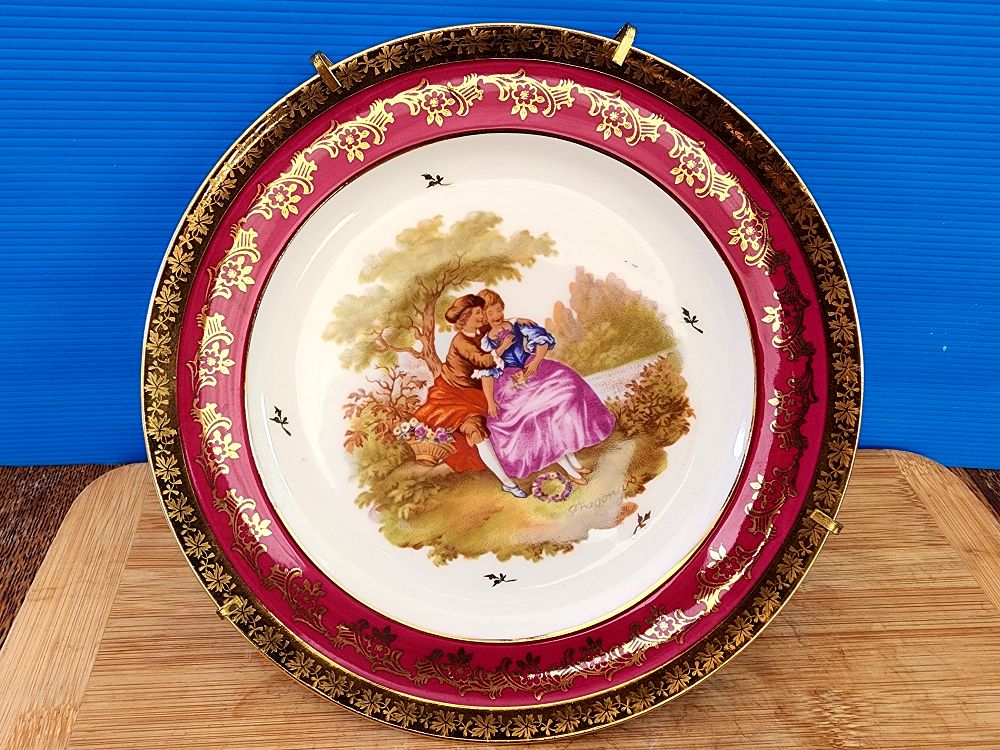Limoges - Quality miniature plate porcelain with gold decorations. Diameter 23 cm.. Each item is 