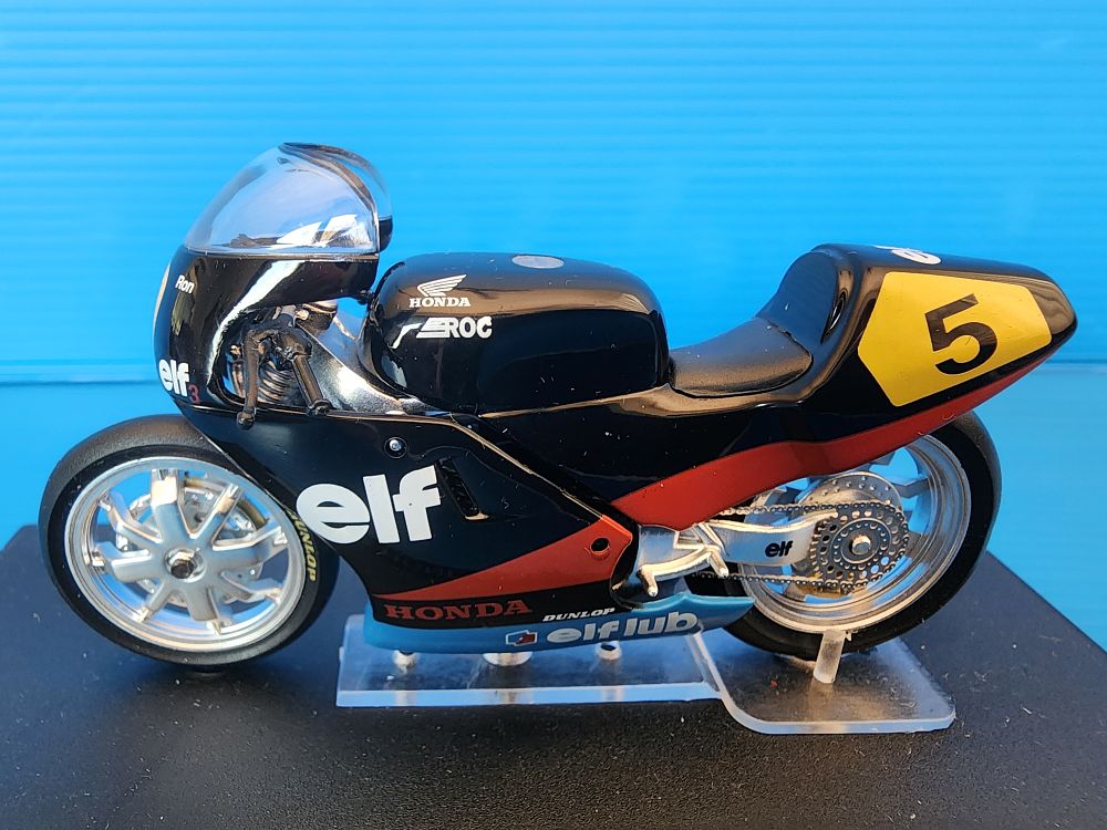Honda ELF-2 motorcycle model of English racer Ron Haslam from 1985. 1/24 scale model made by De