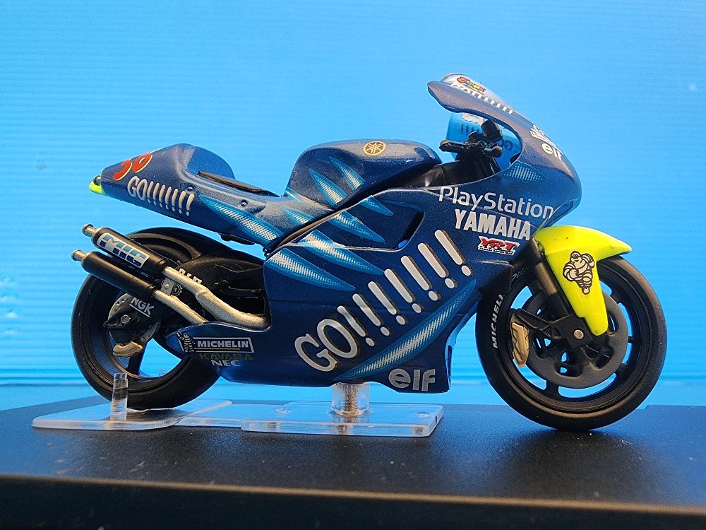 Yamaha YZR 500 motorcycle model of Japanese racer Shinya Nakano from 2001. 1/24 scale model made