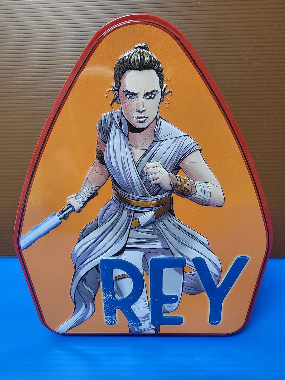 Star Wars - a set that includes a metal box, cards, and a high-quality embroidered patch. Rare