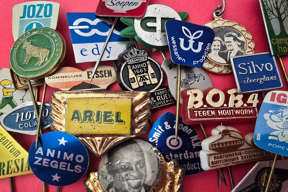 Lot of vintage pins from the years 1945-1979. Mainly from Western Europe and the United States.