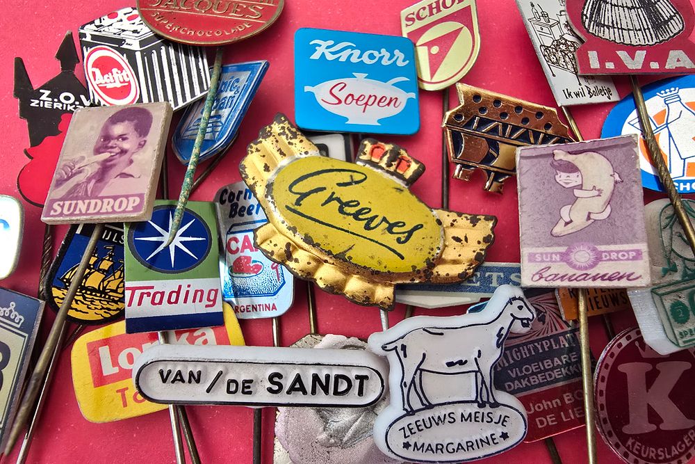 Lot of vintage pins from the years 1945-1979. Mainly from Western Europe and the United States.