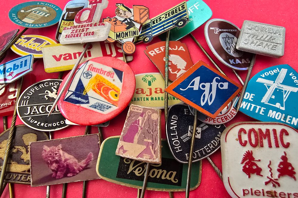Lot of vintage pins from the years 1945-1979. Mainly from Western Europe and the United States.