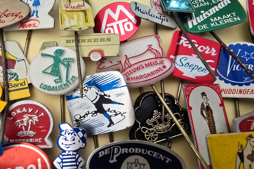 Lot of vintage pins from the years 1945-1979. Mainly from Western Europe and the United States.