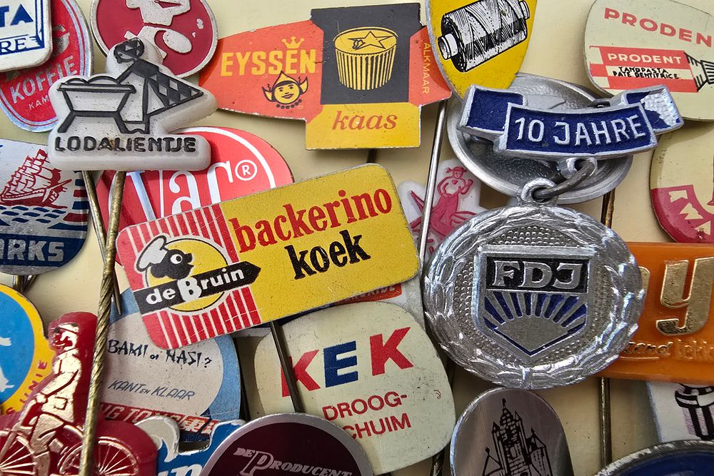 Lot of vintage pins from the years 1945-1979. Mainly from Western Europe and the United States.