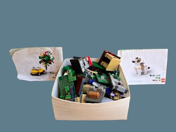 Thousands of Lego pieces - a bargain. The dimensions of the box are 30X30X15 cm.
