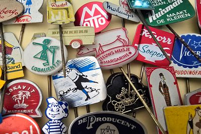 Lot of vintage pins from the years 1945-1979. Mainly from Western Europe and the United States. 