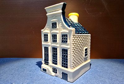 בית מפורצלן "דלפט" הולנד מספר 63 פריט מתנה של חברת התעופה KLM ההולנדית - פריט מקורי. אטום וכולל 