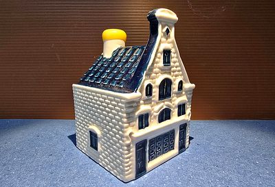 בית מפורצלן "דלפט" הולנד מספר 66 פריט מתנה של חברת התעופה KLM ההולנדית - פריט מקורי. אטום וכולל 