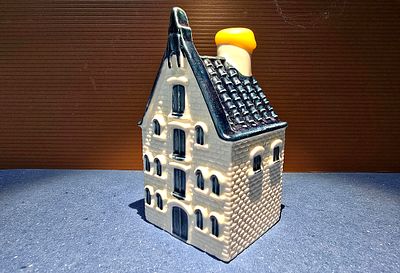 בית מפורצלן "דלפט" הולנד מספר 69 פריט מתנה של חברת התעופה KLM ההולנדית - פריט מקורי. אטום וכולל 