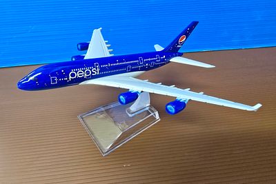 מטוס ממותג חברת פפסי איירבוס A380 - דגם איכותי ממתכת. פריט איכותי כחדש ללא פגמים. 
כולל בסיס 