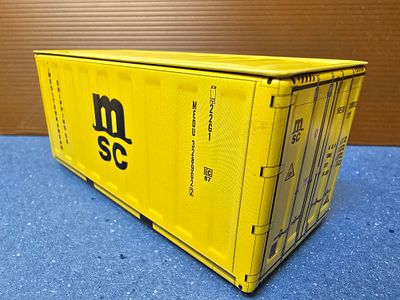 מכולה ימית מיניאטורית ממתכת - חברת ספנות איטלקית. המכולה ניפתחת באמצעות מכסה עליון ויכולה לשמש 