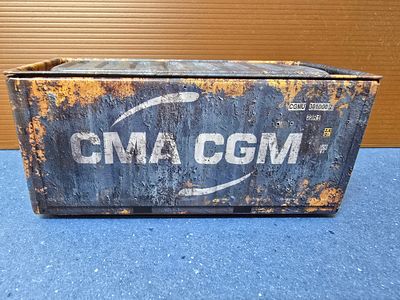 מכולה ימית מיניאטורית ממתכת - חברת ספנות עולמית. המכולה ניפתחת באמצעות מכסה עליון ויכולה לשמש 