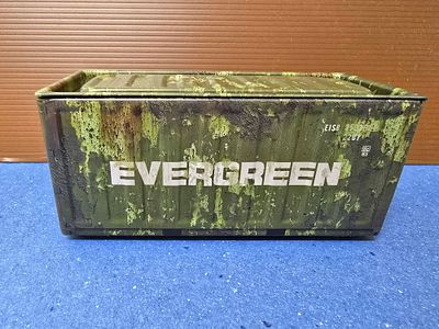 מכולה ימית מיניאטורית ממתכת - חברת ספנות טיוואנית. המכולה ניפתחת באמצעות מכסה עליון ויכולה לשמש 