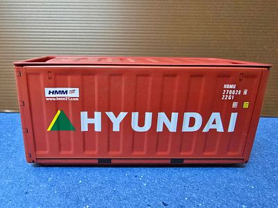 מכולה ימית מיניאטורית ממתכת - חברת ספנות ותובלה טיוואנית. המכולה ניפתחת באמצעות מכסה עליון 