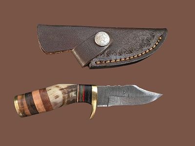 סכין ציידים קטנה מעוצבת מפלדה דמשקאית בעבודת יד - מיוחד. כולל נרתיק עור חיה. ללא שימוש. מיועד 