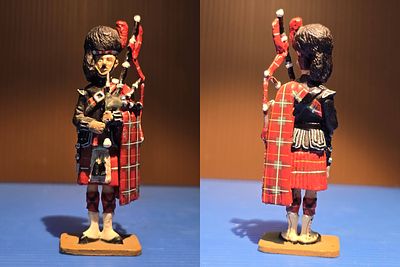 Signed metal figurine of a Scottish flute player from 1914, made by Del Prado. A sought-after 
