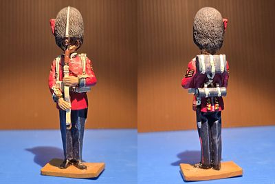 Signed metal statuette of the Royal Palace Guard in England from 1914, made by the Del Prado company