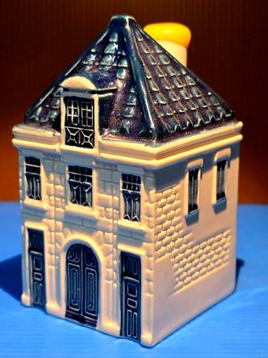 "Delft" porcelain house, Holland, number 64, a gift item from the Dutch airline KLM - an 
