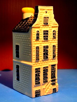 "Delft" porcelain house, Holland, number 68, a gift item from the Dutch airline KLM - an 