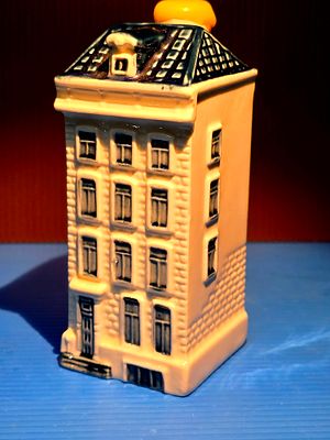 "Delft" porcelain house, Holland, number 74, a gift item from the Dutch airline KLM - an 