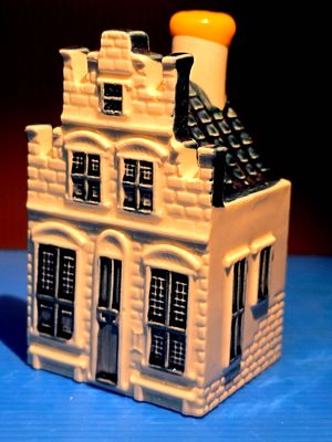 "Delft" porcelain house, Holland, number 76, a gift item from the Dutch airline KLM - an 