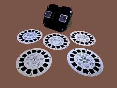 View-Master Model C stereoscope from the 1940s or 1950s, with 5 3D discs (reels). Amazing 3D 