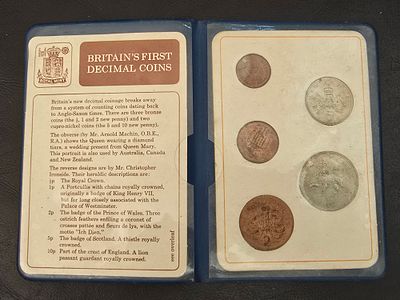 מטבעות בריטיים . פריטים מקבוצת כדי חרס, מנורות שמן, מטבעות ושטרות מוצעים למכירה ללא בדיקת 