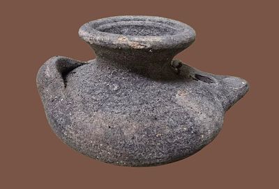 מנורת שמן ישנה מחרס. תקופה לא ידועה. 
רוחב 9 ס"מ, גובה 6 ס"מ. 
פריטים מקבוצת כדי חרס, מנורות שמן 