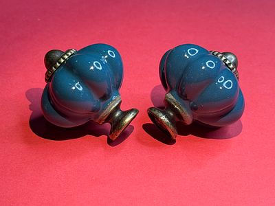 Porcelain knob handles combined with bronze-tone metal in a vintage-style "pumpkin" design. Diame 