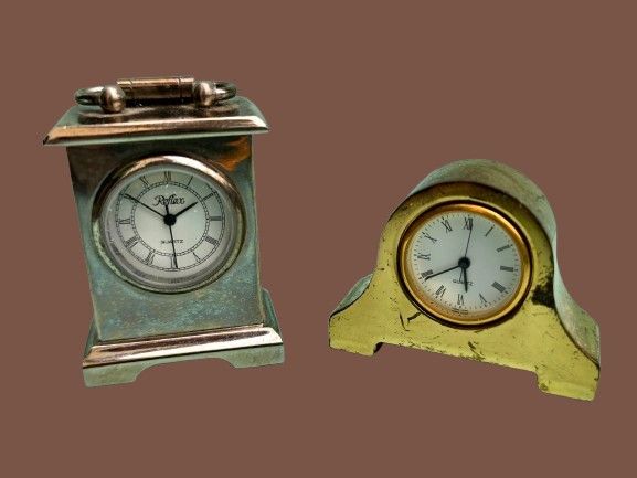 Miniature metal table/shelf clocks. Made of metal in gold and silver tones. 
Not tested for 