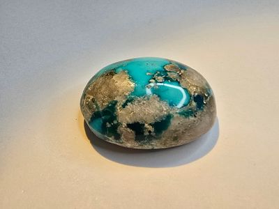 אבן חן מוכנה לשיבוץ - Turquoise 50.8 Cts. מידה 26.8X21.1X11.8 מ"מ בערך. 
50.8 קארט. 
האבן ללא 