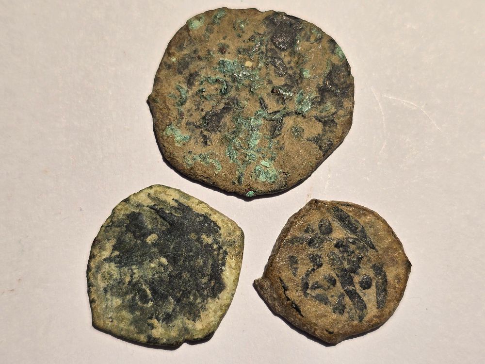 Coins. Unknown authenticity - sold as a replica. 
Items from the group of pottery jars, oil 