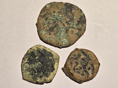 Coins. Unknown authenticity - sold as a replica. 
Items from the group of pottery jars, oil 