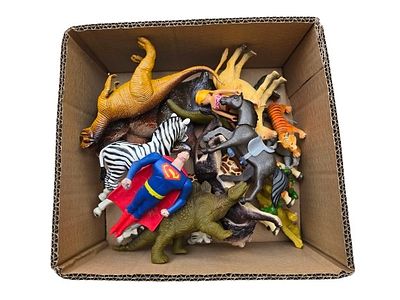 אוסף מגוון של דמויות אספנות מפלסטיק (Collectibles). ללא מיון. מצבים שונים.