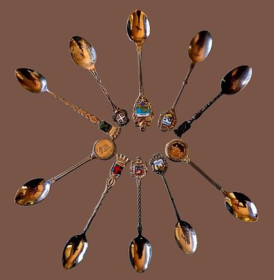 אוסף כפיות מזכרת (Souvenir Spoons) המייצגות יעדים היסטוריים וגיאוגרפיים שונים מכח רחבי העולם. כפ 