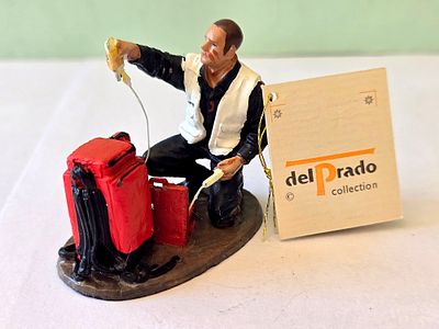 The rare series - a metal figurine of a French firefighter from 2010, signed, made by Del Prado 